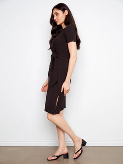 Robe Charlie B C3250-579C-001 noire ceinture nouée pour femme – Élégante et intemporelle, parfaite pour bureau, réunions, cocktails et occasions