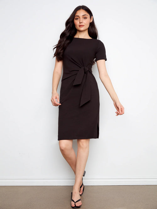Robe Charlie B C3250-579C-001 noire ceinture nouée pour femme – Élégante et intemporelle, parfaite pour bureau, réunions, cocktails et occasions