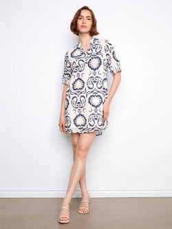 Robe Charlie B C3253-274C-P874 blanche motif baroque bleu marine pour femme – Élégante et romantique, parfaite pour été, brunch, vacances et plage