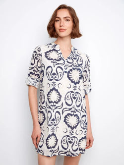 Robe Charlie B C3253-274C-P874 blanche motif baroque bleu marine pour femme – Élégante et romantique, parfaite pour été, brunch, vacances et plage