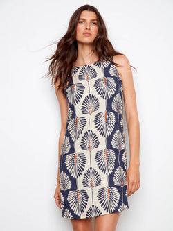 Robe sans manches imprimé Tahiti Charlie B C3254P – Style estival chic et féminité tropicale pour la femme moderne, des vacances aux sorties décontractées