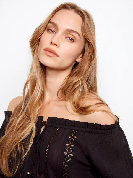 Haut Charlie B C4642-472C-001 noir épaules dénudées broderies pour femme – Romantique et bohème, parfait pour été, sorties, soirées et occasions