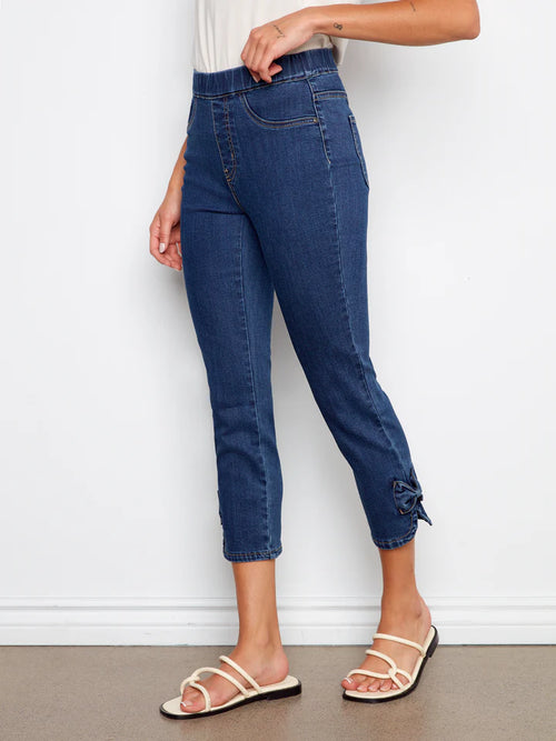 Capri Charlie B C5333Y-431A-140 denim bleu détails nœuds pour femme – Confortable et tendance, parfait pour quotidien, sorties et vacances