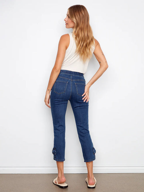 Capri Charlie B C5333Y-431A-140 denim bleu détails nœuds pour femme – Confortable et tendance, parfait pour quotidien, sorties et vacances