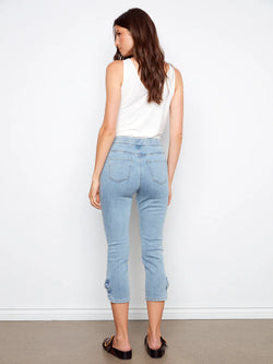 Pantalon Charlie B C-5333Y-431A-140 capri bleu pâle nœuds décoratifs pour femme – Frais et féminin, parfait pour été, quotidien, sorties et vacances