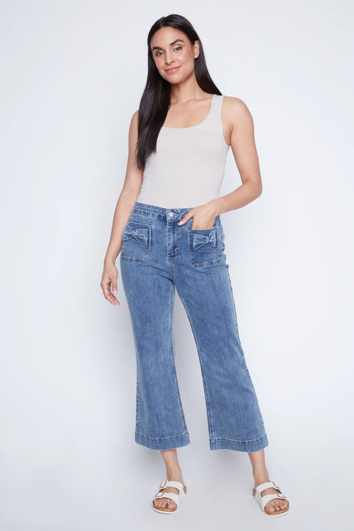 Pantalon Charlie B C5759-437A-56 denim bleu moyen poches nœuds pour femme – Chic et féminin, parfait pour quotidien, sorties, week-end et occasions