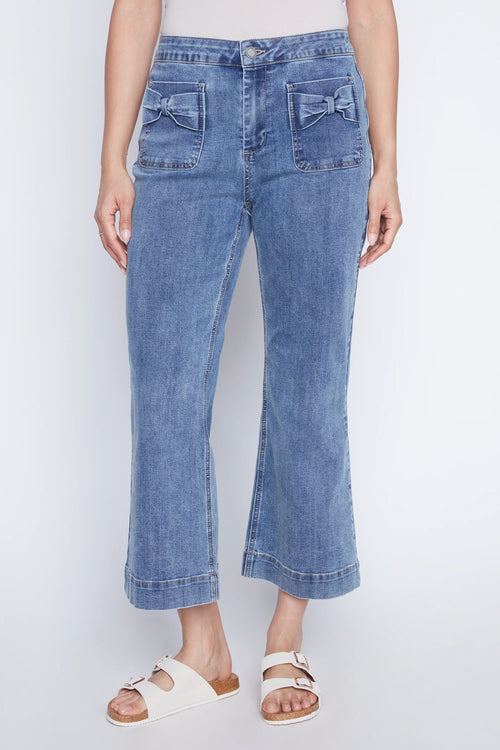 Pantalon Charlie B C5759-437A-56 denim bleu moyen poches nœuds pour femme – Chic et féminin, parfait pour quotidien, sorties, week-end et occasions