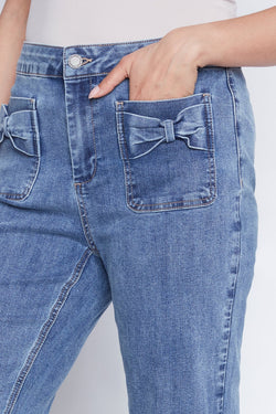 Pantalon Charlie B C5759-437A-56 denim bleu moyen poches nœuds pour femme – Chic et féminin, parfait pour quotidien, sorties, week-end et occasions