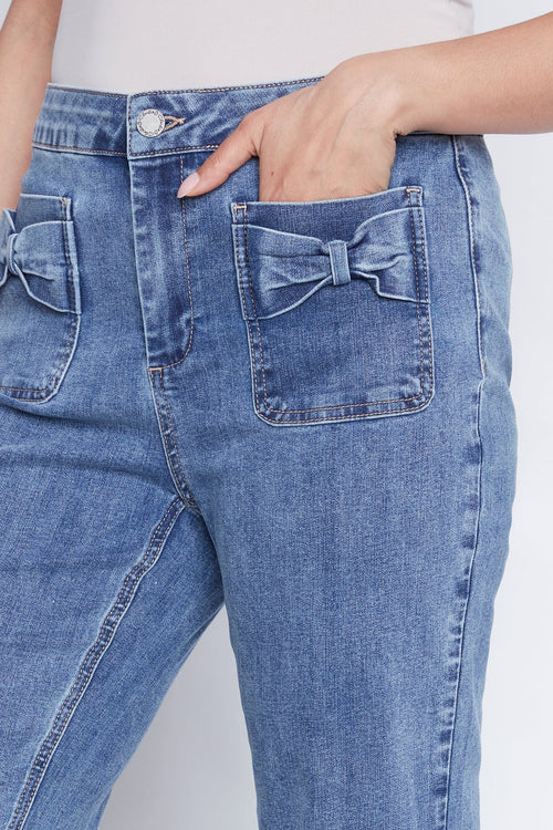 Pantalon Charlie B C5759-437A-56 denim bleu moyen poches nœuds pour femme – Chic et féminin, parfait pour quotidien, sorties, week-end et occasions