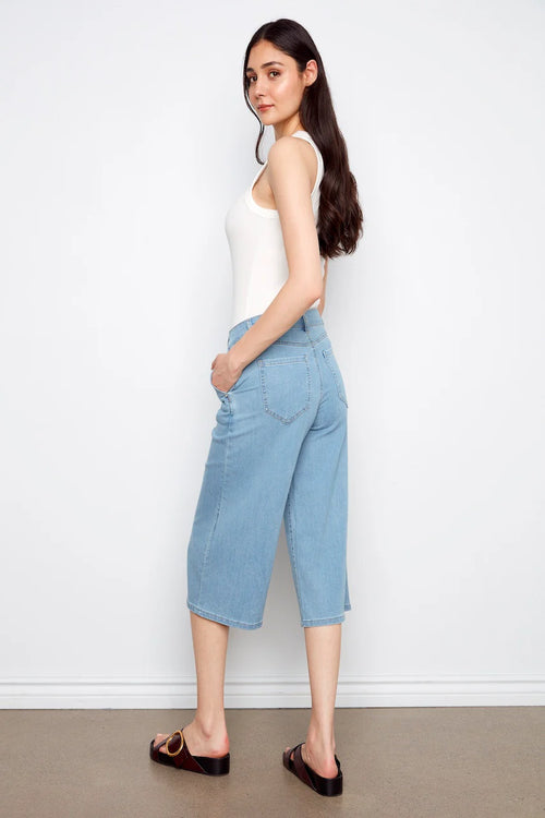 Pantalon denim large pour femme – Charlie B C5761-300C-140 | Jean léger coupe ample style culotte | Pour la femme moderne qui recherche confort et élégance | Parfait pour le quotidien, les sorties ou les voyages