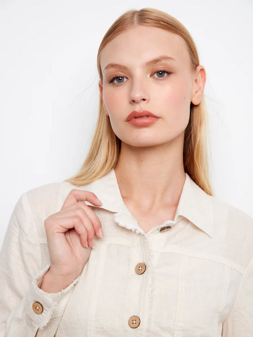 Veste Charlie B c6199yy : beige en lin, finitions effilochées, boutons dorés. Parfaite pour printemps-été. Style chic et moderne.