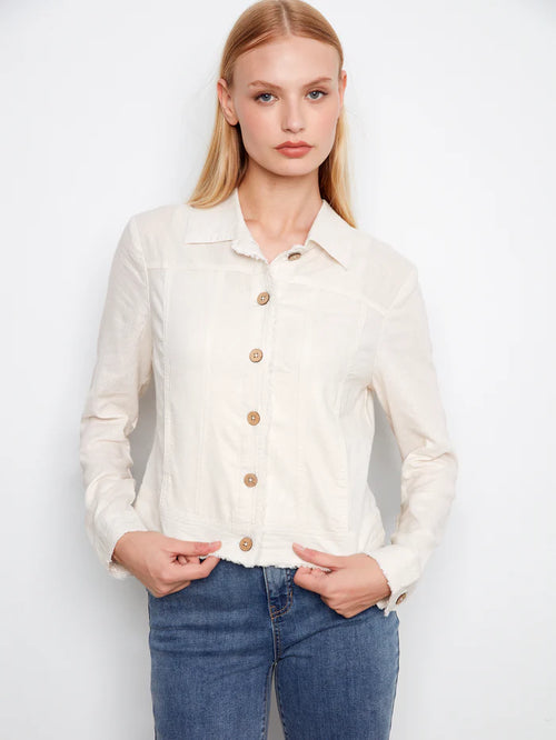 Veste Charlie B c6199yy : beige en lin, finitions effilochées, boutons dorés. Parfaite pour printemps-été. Style chic et moderne.