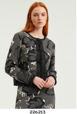 Haut Boutonné à Motifs Floraux Gris et Noir Scorzzo 226213 — Pour la femme qui aime les contrastes subtils, parce que les fleurs donnent du relief, au bureau avec un pantalon uni ou en sortie sur une jupe noire