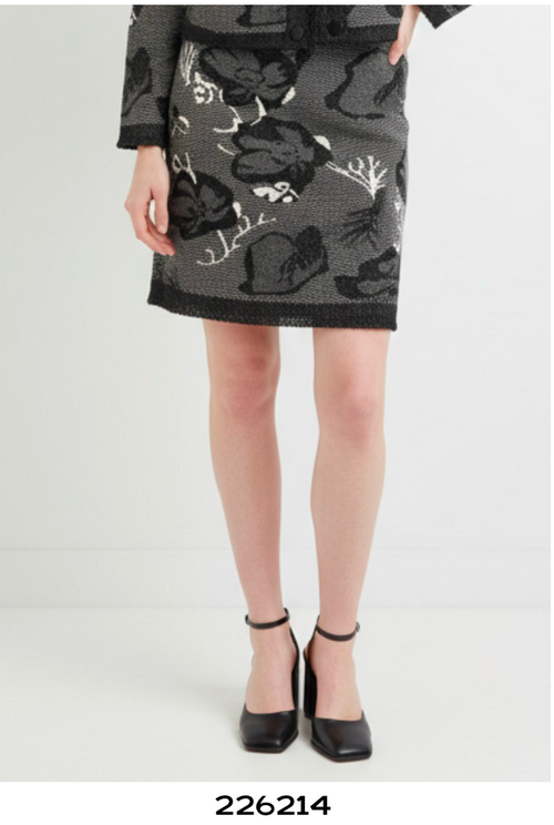Jupe Courte à Motifs Floraux Gris et Noir Scorzzo 226214 — Pour la femme qui aime les silhouettes graphiques, parce que les fleurs signent la tenue, au bureau avec un haut uni ou en sortie avec le haut coordonné