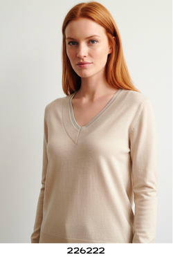 Haut Col V à Manches Longues Beige Scorzzo 226222 — Pour la femme qui préfère une élégance sobre, parce que sa ligne épurée facilite les accords, au bureau sous un veston ou le weekend avec un jean