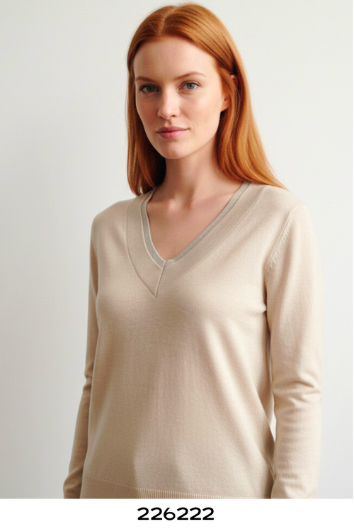 Haut Col V à Manches Longues Beige Scorzzo 226222 — Pour la femme qui préfère une élégance sobre, parce que sa ligne épurée facilite les accords, au bureau sous un veston ou le weekend avec un jean