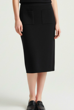 Jupe Droite à Poches Plaquées Noire Scorzzo 226040 — Pour la femme qui aime les essentiels soignés, parce que sa ligne sobre multiplie les accords, au bureau avec une blouse ou le weekend avec un tricot