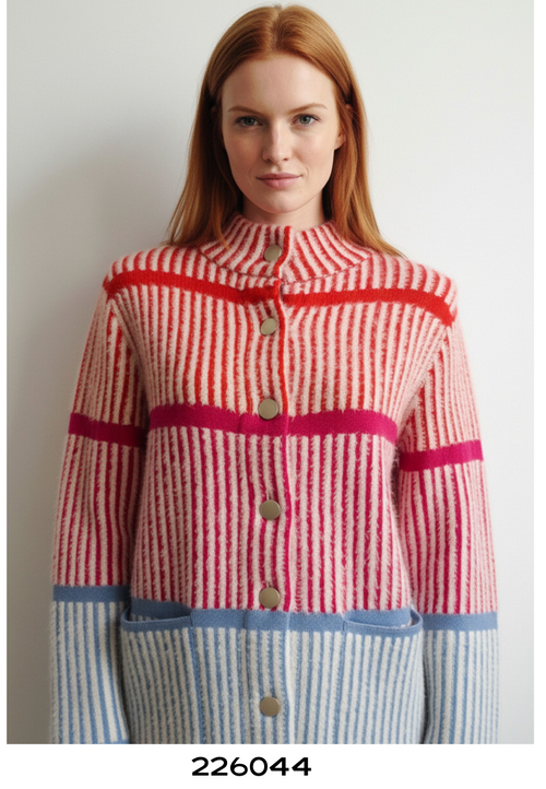 Cardigan à Col Montant et Rayures Contrastantes Rouge Rose et Bleu Clair Scorzzo 226044 — Pour la femme au style affirmé, parce que ses couleurs composent la tenue, au bureau sur un pantalon marine ou en sortie avec un jean