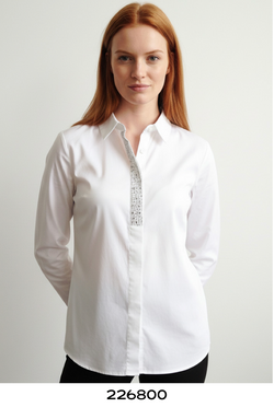 Blouse à Col Chemisier et Ornement Brillant Blanche Scorzzo 226800 — Pour la femme au raffinement discret, parce que son éclat souligne une ligne épurée, au bureau avec un pantalon marine ou en sortie sur une jupe noire