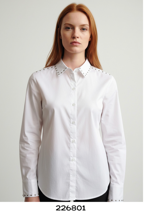 Chemise à Col et Poignets Ornés Blanche Scorzzo 226801 — Pour la femme au chic précis, parce que ses accents métalliques distinguent une ligne épurée, au bureau avec un pantalon droit ou en sortie sur une jupe noire