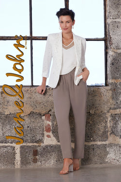 Veston blanc à pois métalliques Tricotto J-122 – Élégance structurée et touche glamour pour la femme moderne, des sorties aux événements chic