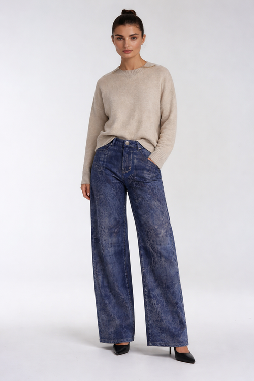 Jean Wide Leg Denim Imprimé Multi Stone Taille Haute Carreli PR-27 — Pour la femme au style éditorial et affirmé, portez-le en soirée avec un top épuré, au bureau avec un blazer blanc, ou en weekend avec un pull camel oversized