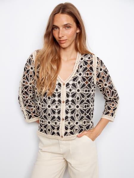 Veste Charlie B c2981-614c-p001: crochet noir et beige, motif floral ajouré, manches 3/4. Parfaite pour printemps-été. Style bohème chic.
