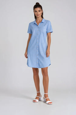 Robe Chemise Denim,  Carelli T2025 — pour la femme moderne qui l'enfile avec aisance, la porte avec élégance et la choisit pour toutes les occasions, du quotidien aux sorties chics