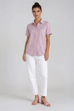 Chemise Lavande Carelli (T-2035) — pour la femme d’allure qui l’enfile avec grâce, la porte avec raffinement et la choisit autant pour le bureau que pour les sorties du week-end