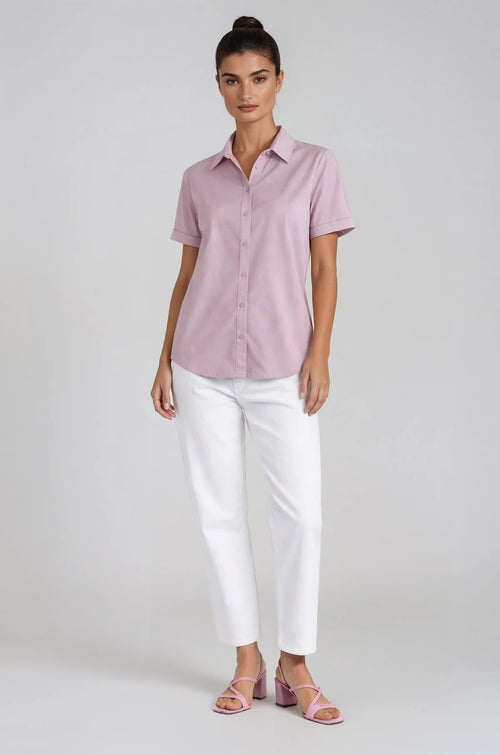 Chemise Lavande Carelli (T-2035) — pour la femme d’allure qui l’enfile avec grâce, la porte avec raffinement et la choisit autant pour le bureau que pour les sorties du week-end