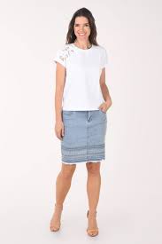 Jupe Charlie B C7082R-431A-140 denim bleu pâle détails contrastés pour femme – Moderne et élégante, parfaite pour quotidien, sorties et week-end