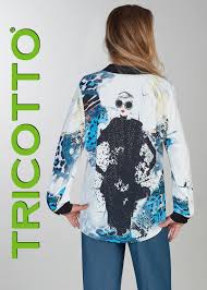 Haut Tricotto T-499 zippé blanc imprimé artistique bleu pour femme – Moderne et distinctif, parfait pour quotidien, sorties et occasions