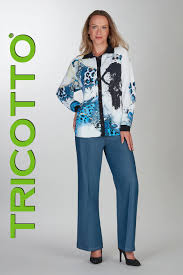 Haut Tricotto T-499 zippé blanc imprimé artistique bleu pour femme – Moderne et distinctif, parfait pour quotidien, sorties et occasions