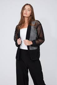 Veste maille ajourée Compli K 36100 : design moderne en résille, noir sophistiqué. Parfaite pour superposition chic. Style unique et polyvalent.