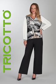 Haut à imprimé graphique noir et blanc Tricotto T-505 – Contraste saisissant et manches longues unies pour un style moderne et structuré, du bureau aux sorties chic