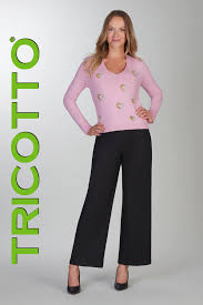 Pull rose Tricotto à manches longues avec motifs cœur décoratifs, conçu pour un style féminin et soigné – Modèle T-372