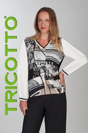 Haut à imprimé graphique noir et blanc Tricotto T-505 – Contraste saisissant et manches longues unies pour un style moderne et structuré, du bureau aux sorties chic