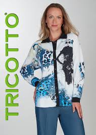 Haut Tricotto T-499 zippé blanc imprimé artistique bleu pour femme – Moderne et distinctif, parfait pour quotidien, sorties et occasions