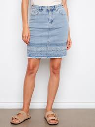 Jupe Charlie B C7082R-431A-140 denim bleu pâle détails contrastés pour femme – Moderne et élégante, parfaite pour quotidien, sorties et week-end