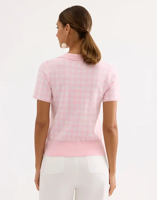 Chandail polo rose à carreaux blancs – AE131 – Un haut léger et féminin pour une allure chic et décontractée – De la terrasse parisienne au bureau