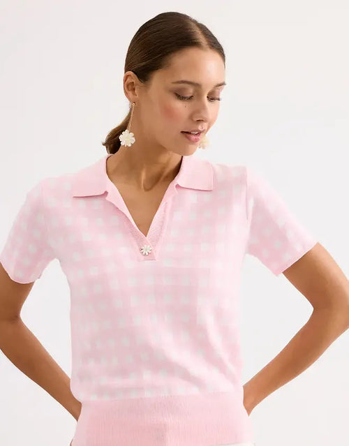 Chandail polo rose à carreaux blancs – AE131 – Un haut léger et féminin pour une allure chic et décontractée – De la terrasse parisienne au bureau