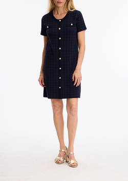 Robe boutonnée marine en tricot – AER109 – Une allure parisienne à glisser sur soi sans effort – Créée pour la femme qui rayonne en toute simplicité – Du bureau à l’apéro en terrasse