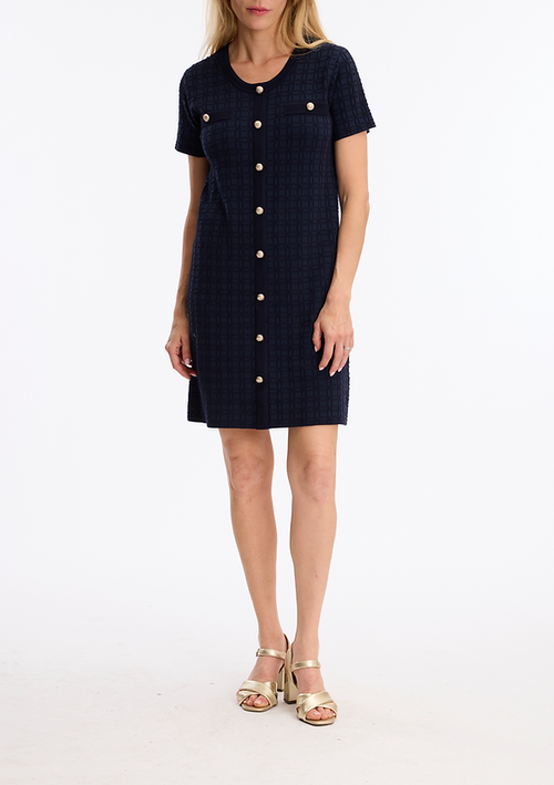 Robe boutonnée marine en tricot – AER109 – Une allure parisienne à glisser sur soi sans effort – Créée pour la femme qui rayonne en toute simplicité – Du bureau à l’apéro en terrasse