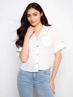 Haut Charlie B blanc en lin mélangé – Manches courtes, boutonnage frontal, poches poitrine, style décontracté chic