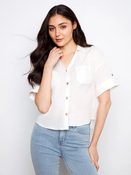 Haut Charlie B blanc en lin mélangé – Manches courtes, boutonnage frontal, poches poitrine, style décontracté chic
