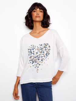 Chandail blanc cœur floral pour femme – Charlie B C1264CPR-006B | Haut léger manches 3/4 avec imprimé cœur fleuri | Pour la femme moderne qui aime un style doux et féminin | Parfait pour le quotidien, les sorties et les journées printanières