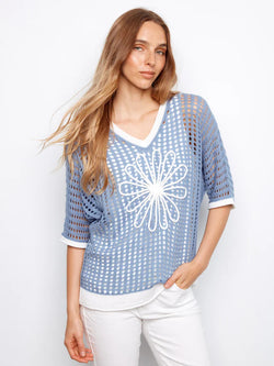 Haut Charlie B C2953-471B-012 bleu ciel crochet ajouré motif floral pour femme – Bohème chic, parfait pour été, plage, brunch et vacances