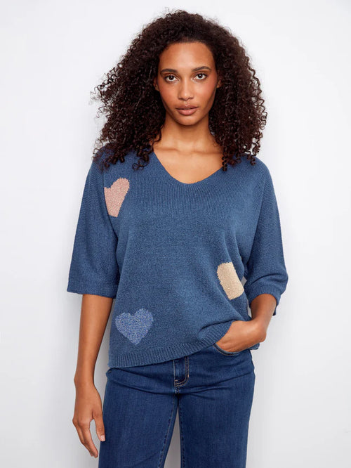 Chandail Charlie B C2971-546C-P006 bleu denim cœurs jacquard pour femme – Romantique et confortable, parfait pour quotidien, sorties, week-end et automne