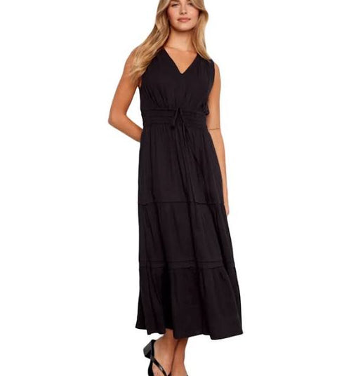 Robe Charlie B noire élégante – Sans manches, encolure en V, taille nouée, longueur midi, sophistiquée et polyvalente