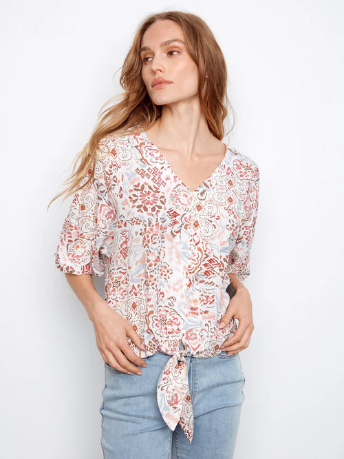 Haut Charlie B imprimé béa C4651-634A-P061 – Manches courtes évasées, encolure en V avec lien noué, imprimé paisley multicolore, élégant et bohème